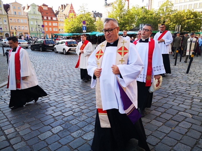 Procesja z relikwiami świętych ulicami Wrocławia