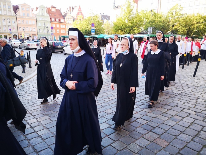 Procesja z relikwiami świętych ulicami Wrocławia