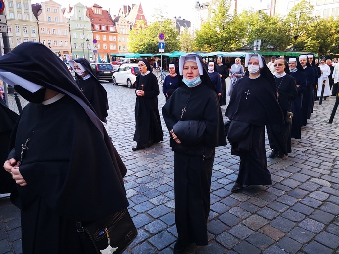 Procesja z relikwiami świętych ulicami Wrocławia