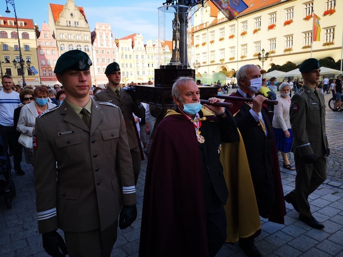 Procesja z relikwiami świętych ulicami Wrocławia