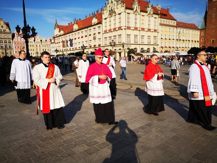 Procesja z relikwiami świętych ulicami Wrocławia