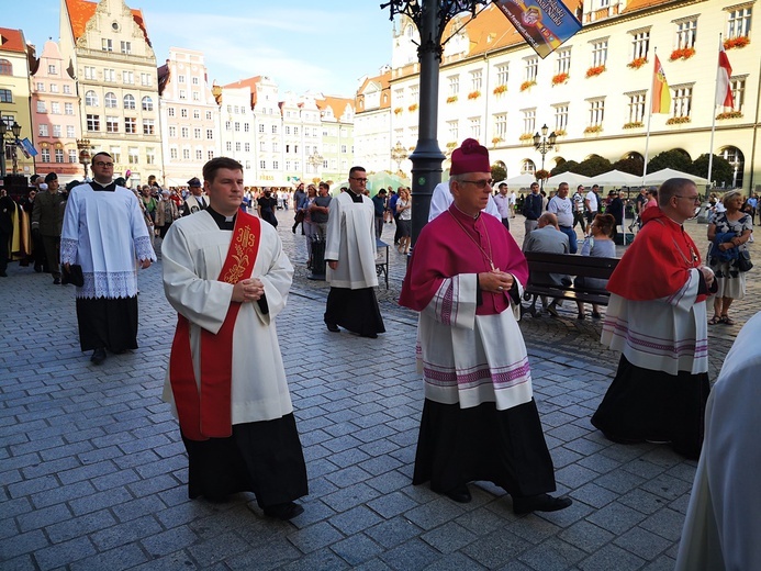 Procesja z relikwiami świętych ulicami Wrocławia