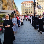 Procesja z relikwiami świętych ulicami Wrocławia