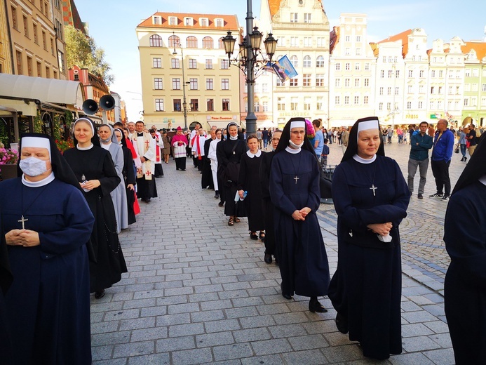 Procesja z relikwiami świętych ulicami Wrocławia