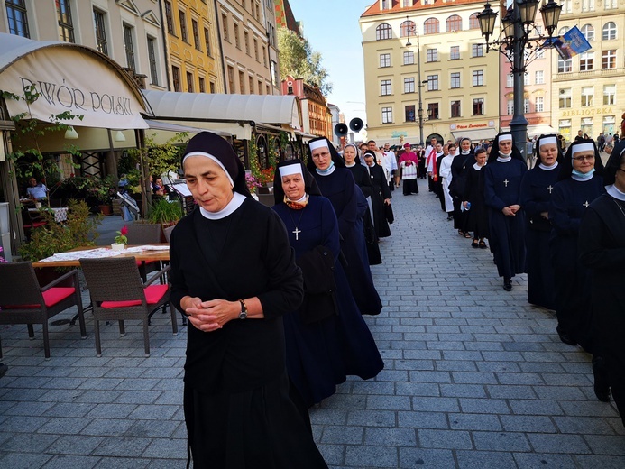 Procesja z relikwiami świętych ulicami Wrocławia