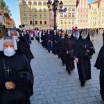 Procesja z relikwiami świętych ulicami Wrocławia