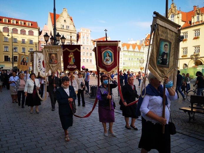 Procesja z relikwiami świętych ulicami Wrocławia