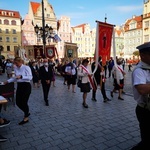 Procesja z relikwiami świętych ulicami Wrocławia