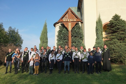 Konna procesja z kościoła w Ostropie