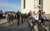 Konna procesja z kościoła w Ostropie