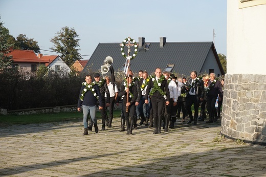 Konna procesja z kościoła w Ostropie
