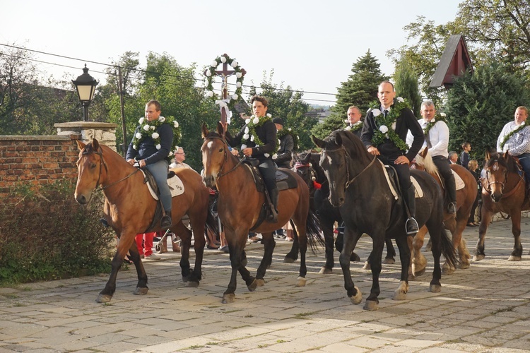 Konna procesja z kościoła w Ostropie