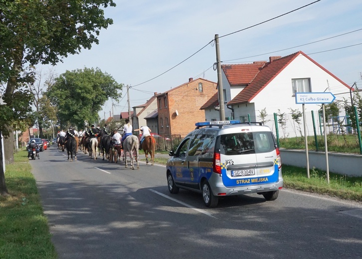 Konna procesja z kościoła w Ostropie