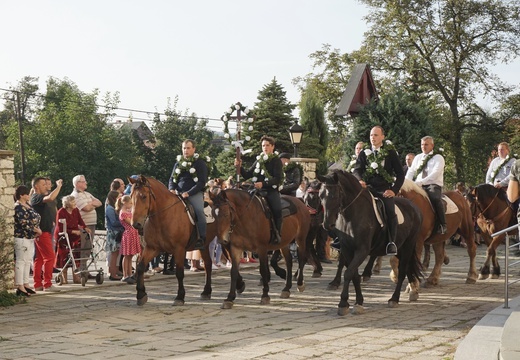 Konna procesja z kościoła w Ostropie