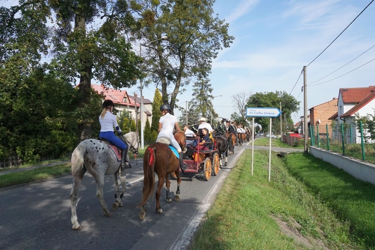 Konna procesja z kościoła w Ostropie