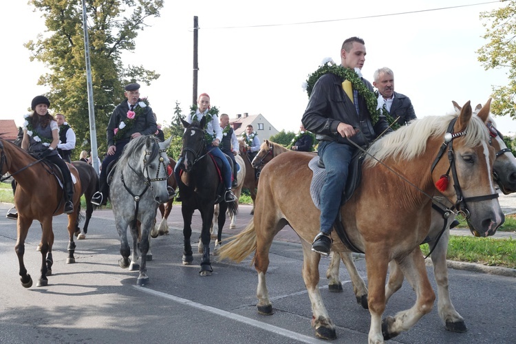 Konna procesja z kościoła w Ostropie