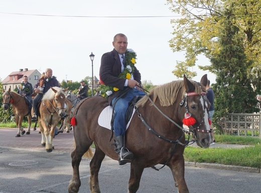 Konna procesja z kościoła w Ostropie