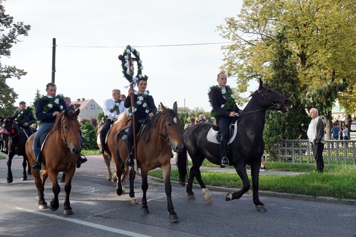 Konna procesja z kościoła w Ostropie