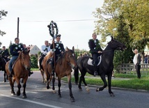 Konna procesja z kościoła w Ostropie