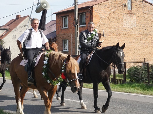 Konna procesja z kościoła w Ostropie