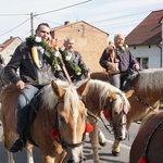 Konna procesja z kościoła w Ostropie