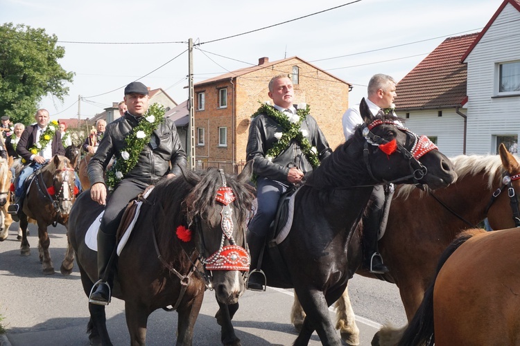 Konna procesja z kościoła w Ostropie