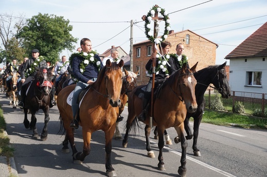 Konna procesja z kościoła w Ostropie