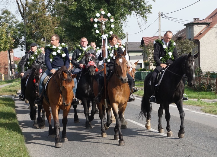 Konna procesja z kościoła w Ostropie