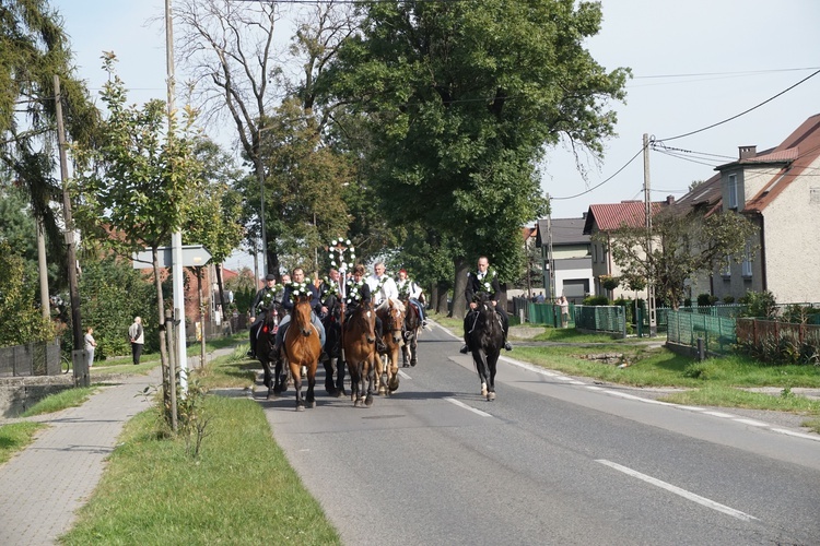 Konna procesja z kościoła w Ostropie