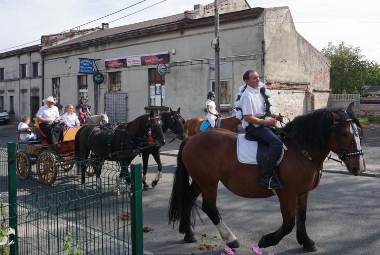 Konna procesja z kościoła w Ostropie