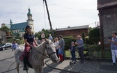 Konna procesja z kościoła w Ostropie