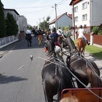 Konna procesja z kościoła w Ostropie