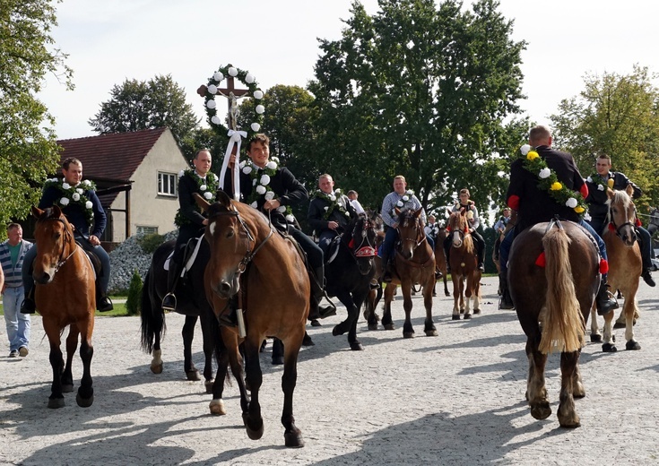 Konna procesja z kościoła w Ostropie