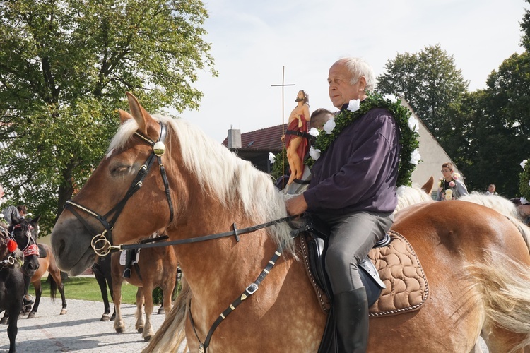 Konna procesja z kościoła w Ostropie