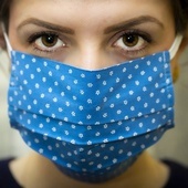 Szef MZ: Dystans i maski ograniczają transmisję koronawirusa, potwierdzają to badania