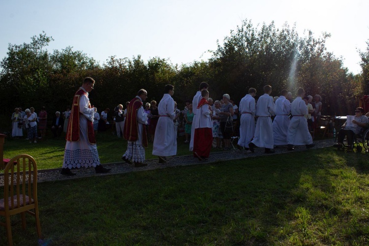 Msza św. pod XIX-wiecznym krzyżem na bielskim os. Langiewicza