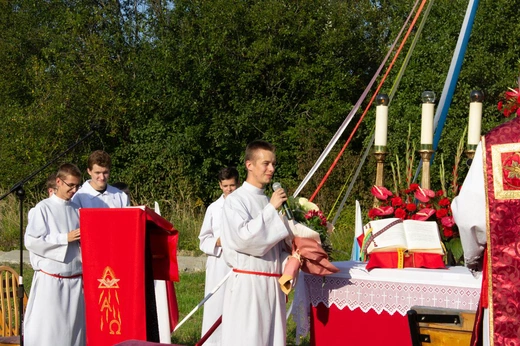 Msza św. pod XIX-wiecznym krzyżem na bielskim os. Langiewicza