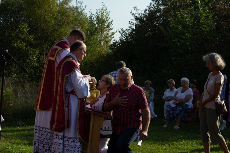 Msza św. pod XIX-wiecznym krzyżem na bielskim os. Langiewicza