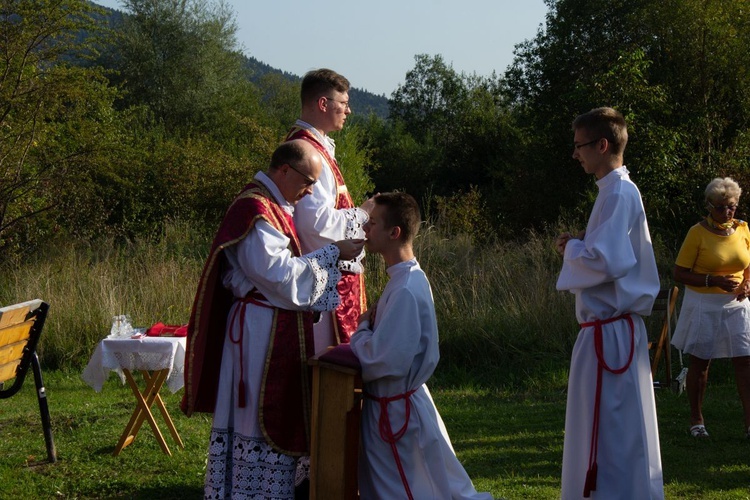 Msza św. pod XIX-wiecznym krzyżem na bielskim os. Langiewicza