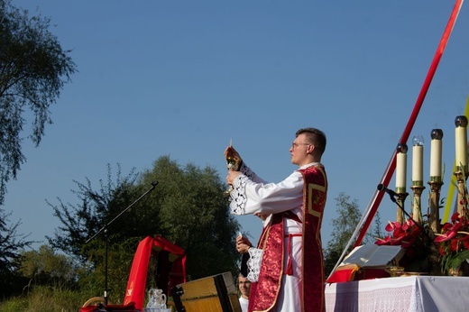 Msza św. pod XIX-wiecznym krzyżem na bielskim os. Langiewicza
