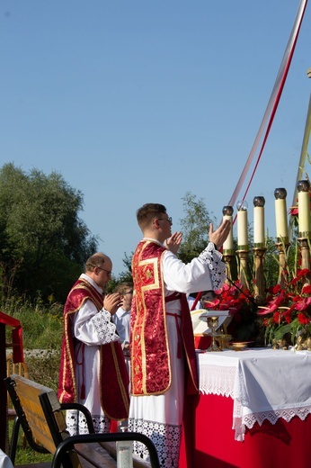 Msza św. pod XIX-wiecznym krzyżem na bielskim os. Langiewicza