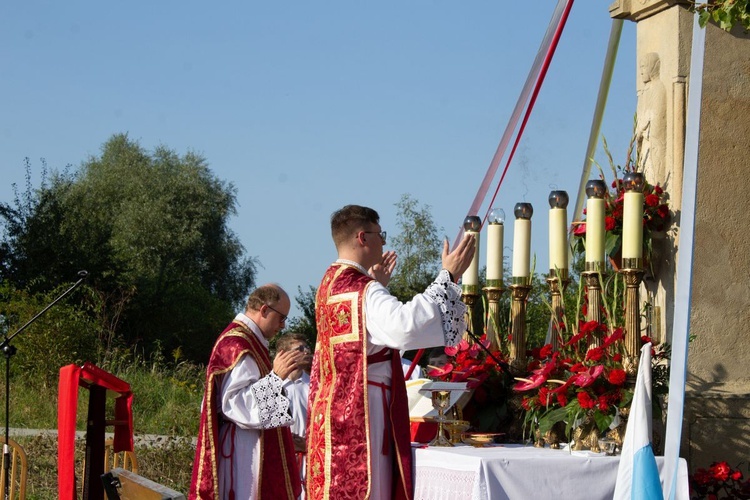 Msza św. pod XIX-wiecznym krzyżem na bielskim os. Langiewicza