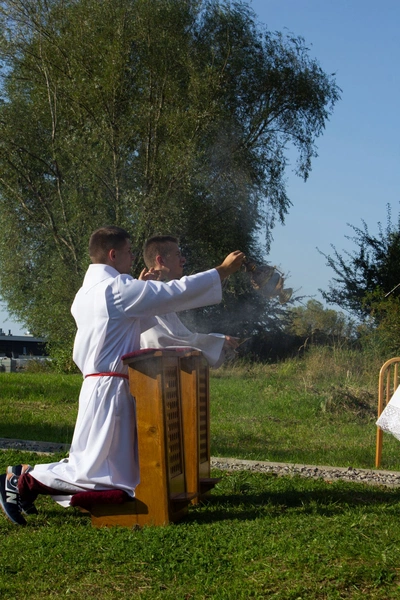 Msza św. pod XIX-wiecznym krzyżem na bielskim os. Langiewicza