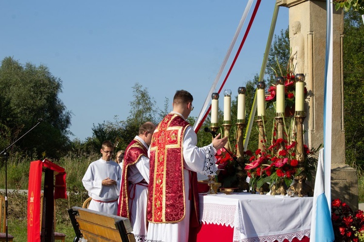 Msza św. pod XIX-wiecznym krzyżem na bielskim os. Langiewicza