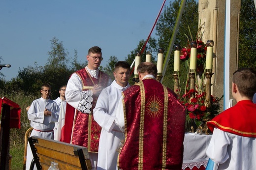 Msza św. pod XIX-wiecznym krzyżem na bielskim os. Langiewicza