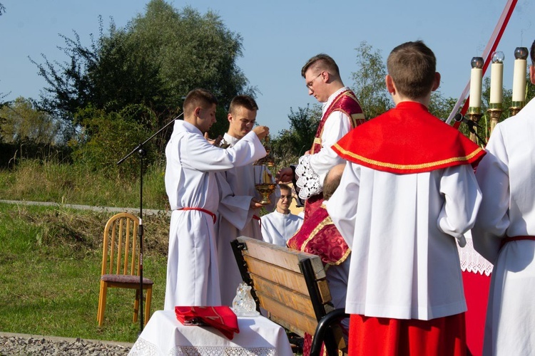 Msza św. pod XIX-wiecznym krzyżem na bielskim os. Langiewicza