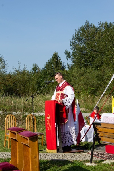 Msza św. pod XIX-wiecznym krzyżem na bielskim os. Langiewicza