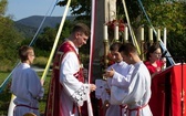 Msza św. pod XIX-wiecznym krzyżem na bielskim os. Langiewicza