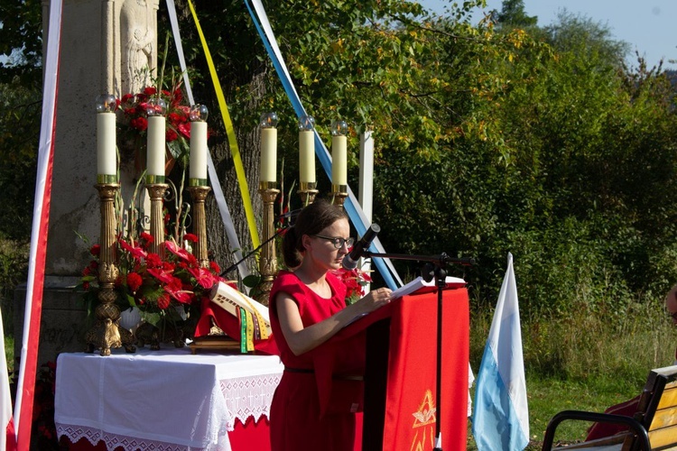 Msza św. pod XIX-wiecznym krzyżem na bielskim os. Langiewicza