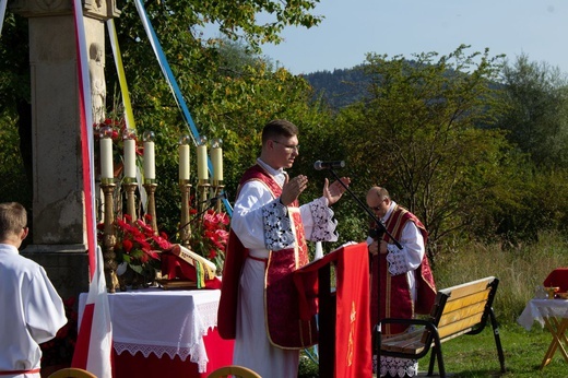 Msza św. pod XIX-wiecznym krzyżem na bielskim os. Langiewicza